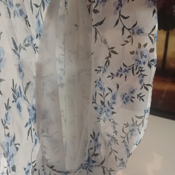 1. State Blue and White Floral Top - Picture 5 of 6